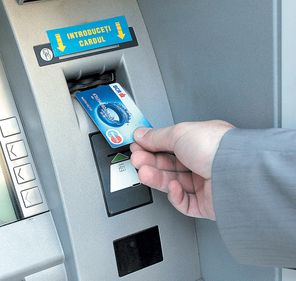 BCR scuteşte victimele inundaţiilor de plata ratelor la credit până la 6 luni
