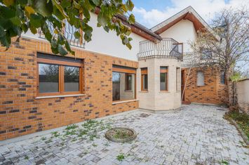 Casă - 10 camere de vanzare BORS - Bihor anunturi imobiliare Bihor