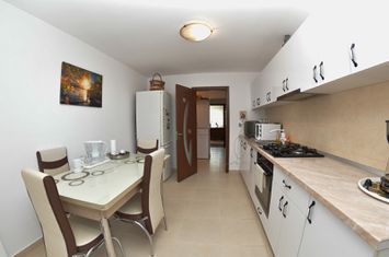 De vanzare apartament 4 camere, decomandat, renovat, Autogara anunturi imobiliare Mehedinti