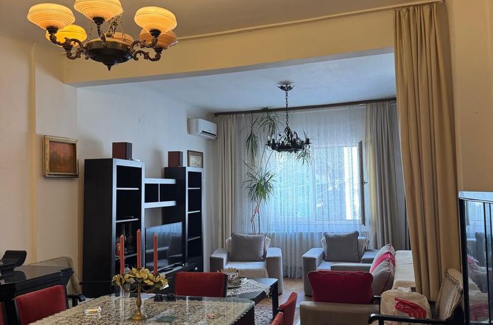 Parcul Cismigiu, vanzare apartament 2 camere, 75 mp totali, imobil reabilitat termic, anunturi imobiliare Bucuresti