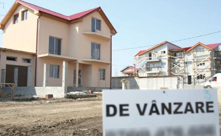 Tot mai mulţi români vor rămâne fără case