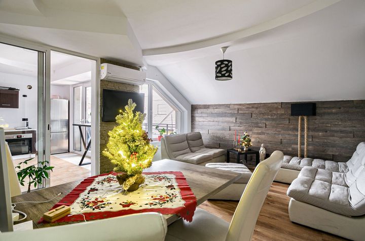 PROPRIETATE VÂNDUTĂ Apartament tip Penthouse în spate la Ziridava anunturi imobiliare Arad