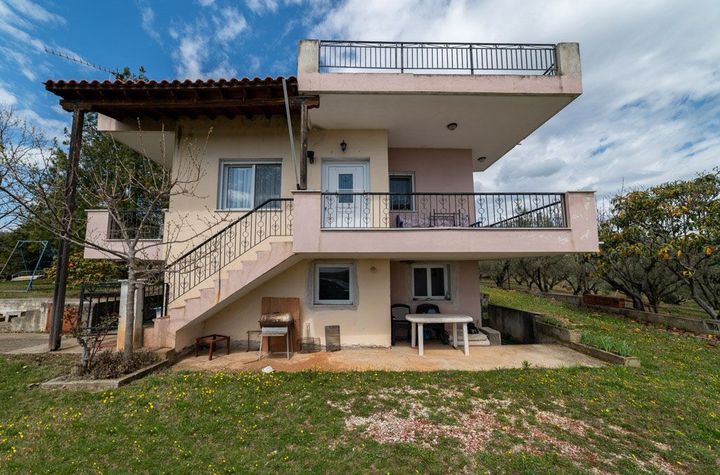 Casă ridicată 60 mp pe teren 3.000 mp în Gerontas anunturi imobiliare Grecia