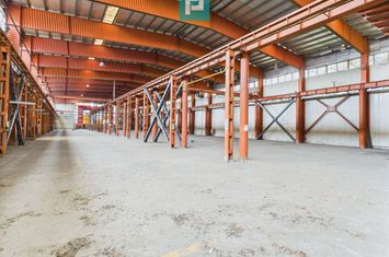 Hală industrială cu pod rulant și parcare betonată anunturi imobiliare Brasov