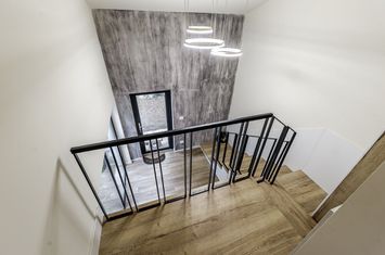 Apartament tip casa, cu gradina proprie, in zona centrala a Aradului anunturi imobiliare Arad
