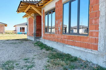 Casa la rosu  cu 4 camere de vanzare in Santandrei anunturi imobiliare Bihor