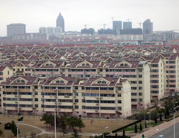 China face eforturi uriaşe pentru a tempera piaţa imobiliară în cele mai aglomerate luni din an