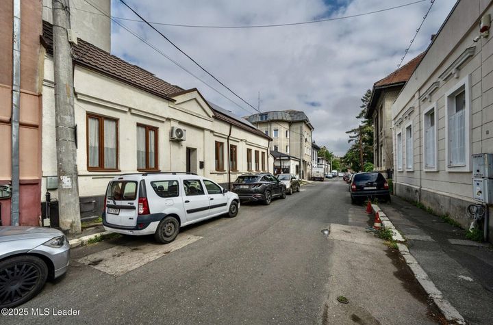 In Cartierul Evreiesc, casa 3 camere pivnita si mansarda open space. anunturi imobiliare Bucuresti