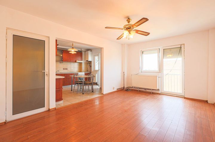Apartament spatios cu 2 camere în zona UTA, Etaj 8/8, Izolat Complet anunturi imobiliare Arad