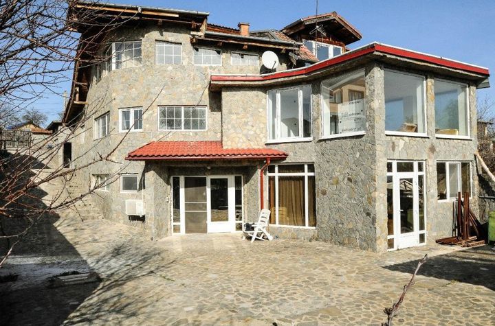 Vilă - 7 camere de vanzare BALOTESTI - Bucuresti anunturi imobiliare Bucuresti