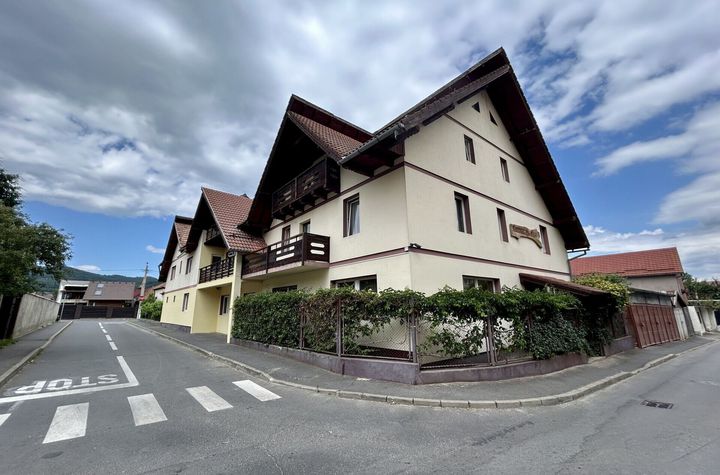 Pensiune cu potențial deosebit, vedere spectaculoasă spre Piatra Craiului anunturi imobiliare Brasov
