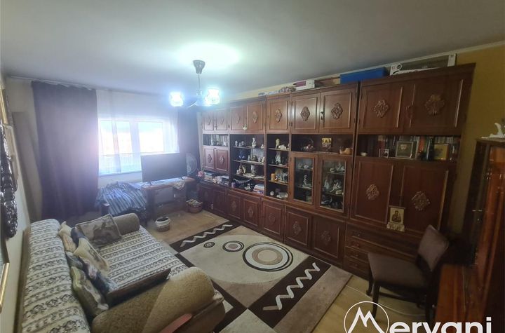 Apartament 3 camere de vanzare CENTRU - Prahova anunturi imobiliare Prahova