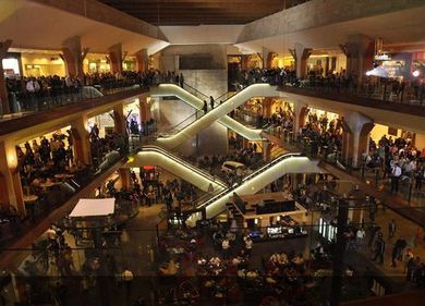 Românii contină să se calce în picioare la mall: 3 mil. euro cheltuite într-o noapte