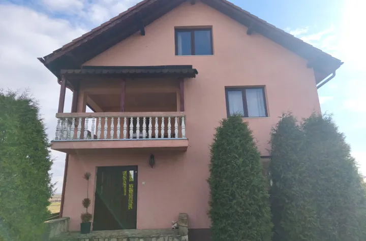 Vilă - 6 camere de vanzare RADAUTI - Suceava anunturi imobiliare Suceava