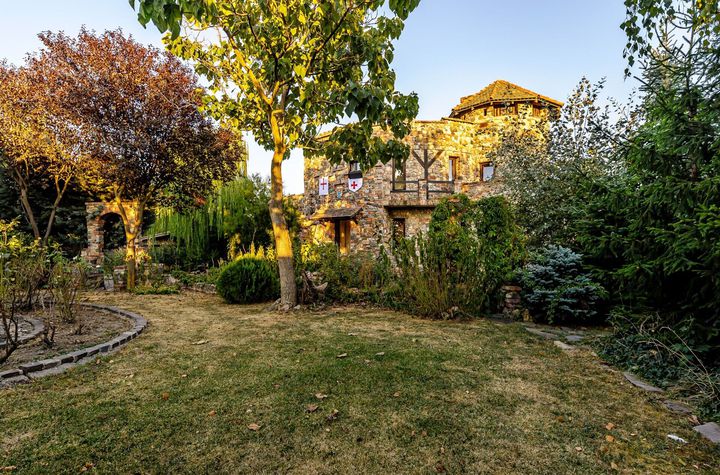 Refugiul Medieval în mijlocul Naturii. Deschide poarta către trecut! anunturi imobiliare Arad