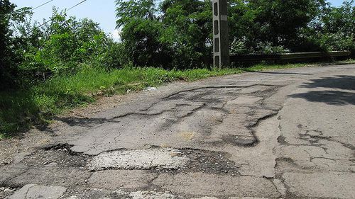 Răspuns oficial scris de primarul unui oraş din România: dacă nu îţi convin drumurile, mută-te pe Riviera Franceză