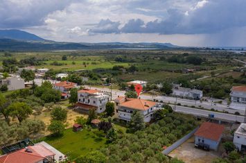 Clădire 2 niveluri cu spații comerciale în Nea Kerdilia anunturi imobiliare Grecia