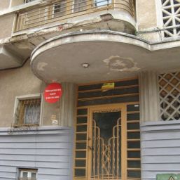 Clădirile cu bulină roşie: consolidare sau demolare?