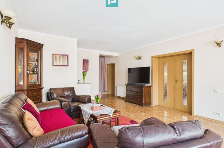 Vilă cu 7 camere, zona Aradului anunturi imobiliare Timis