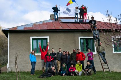 Românul care salvează România: aduce lumina în viața celor care au trăit doar în întuneric