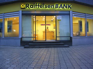 Raiffeisen Bank a redus dobânda variabilă la creditele negarantate în euro