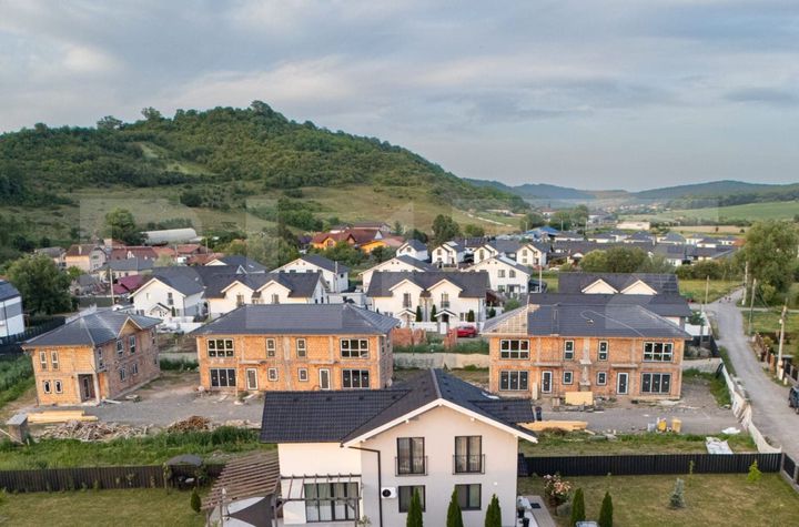Vilă - 4 camere de vanzare LIVEZENI - Mures anunturi imobiliare Mures