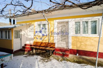 Teren de 2200 mp si casa in sat Voinesti, langa biserica anunturi imobiliare Iasi