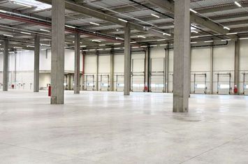 Hală industrială de închiriat, 2.900 mp, Arad anunturi imobiliare Arad