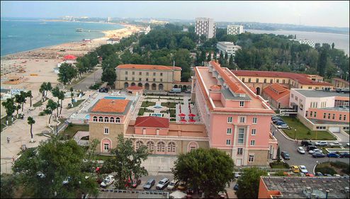 Un antreprenor de 32 de ani face un hotel de 15 mil. euro, gard in gard cu complexul lui Hagi de la Mamaia