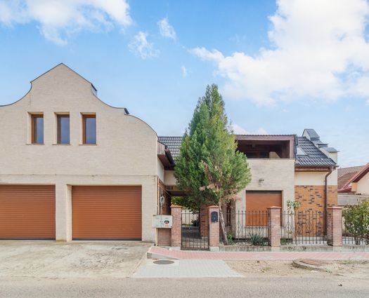 Casă 10 cam Bors, 359 mp, P+M