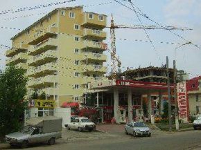 Ofertă "specială" în Bucureşti: bloc cu benzinărie la scară