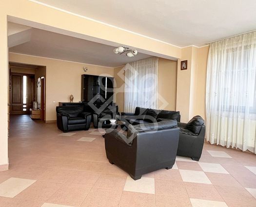 Vilă 8 cam Podgoria, 225 mp, P+1