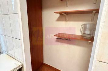 Apartament 3 camere, etaj 1/4, în Drumul Taberei anunturi imobiliare Bucuresti