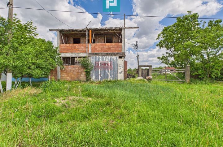 Casă mare, la rosu cu teren generos în Șimand anunturi imobiliare Arad