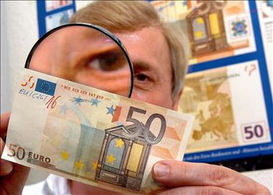 Atenţie, bani falşi! Sute de mii de bancnote false, lei şi euro, au fost confiscate în 2013
