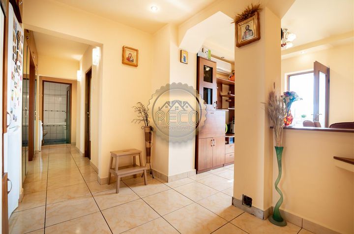 Apartament 3 camere de vanzare DECEBAL - Bihor anunturi imobiliare Bihor
