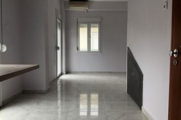 Studio renovat 28 mp, etaj 1 — Serres centru anunturi imobiliare Grecia