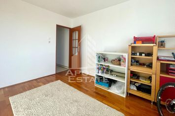 Apartament 4 camere, decomandat 2 bai, 2 balcoane, Central anunturi imobiliare Arad
