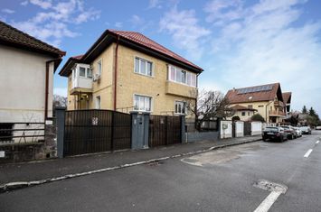 Apartament cu 3 camere la casa | Curte 130 mp | Zona Grivitei strada Vulcan anunturi imobiliare Brasov