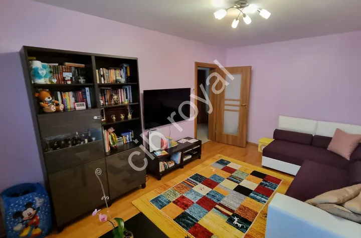 Vând apartament 3 camere zona Drumul Taberei, Str. Valea Oltului, renovat, la 5 minute metrou Valea Ialomiței. anunturi imobiliare Bucuresti