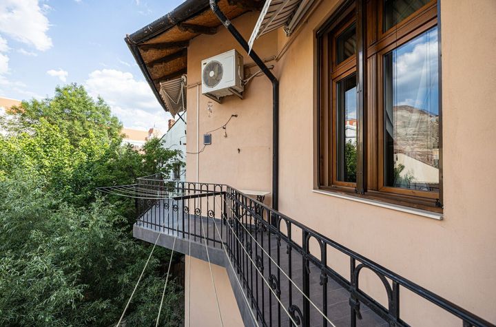 Apartament ultracentral cu 3 camere, 2 băi și curte privată anunturi imobiliare Arad