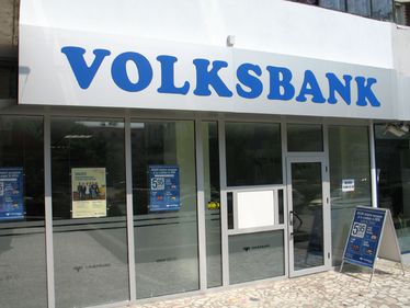 Clienţii Volksbank vor să dea banca în judecată