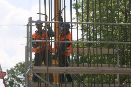 Constructorii ameninţă cu oprirea lucrărilor pentru a-şi recupera datoriile de 1 mld. euro din 2009
