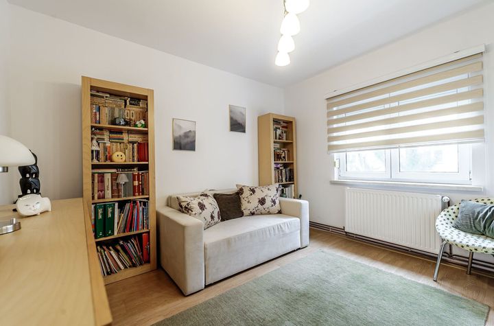 Apartament cu 2 camere decomandat si amenajat, etajul 2, zona Podgoria anunturi imobiliare Arad