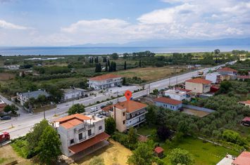Clădire 2 niveluri cu spații comerciale în Nea Kerdilia anunturi imobiliare Grecia