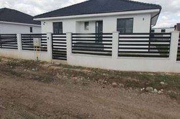 Casă 4 cam,2 băi,terasă acoperită,500mp.teren,gard,pavaj. anunturi imobiliare Mures