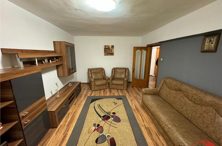 Apartament 3 camere de vanzare EST - Vrancea anunturi imobiliare Vrancea