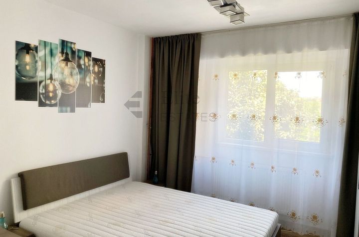 Apartament spatios cu 3 camere de inchiriat| Zona Blvd Stefan cel Mare anunturi imobiliare Bihor