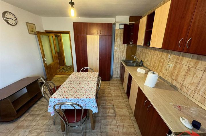 Apartament 4 camere de vanzare VEST - Vrancea anunturi imobiliare Vrancea