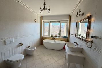 Vilă de Lux Vălenii de Munte- Independență Energetică Parțială & Piscină anunturi imobiliare Prahova